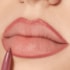 Lapiseira labial Deisy Perozzo Mariana Laureano cor Hibiscus